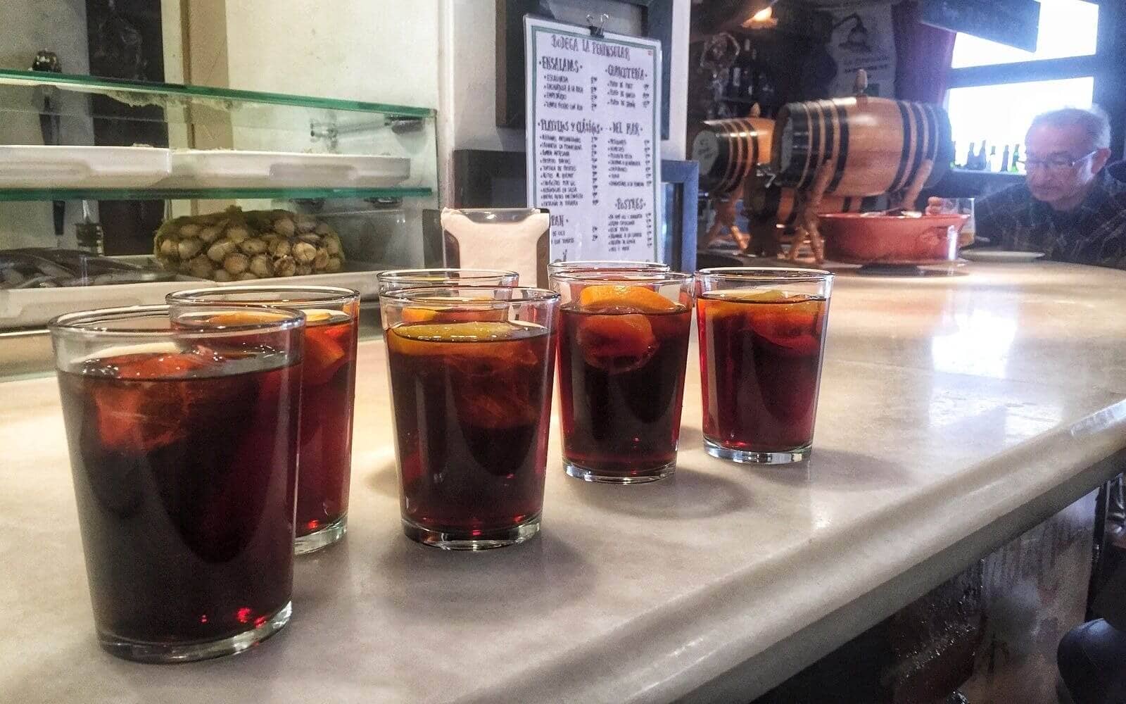Verres de Vermut sur le comptoir d'un bar à Barcelone